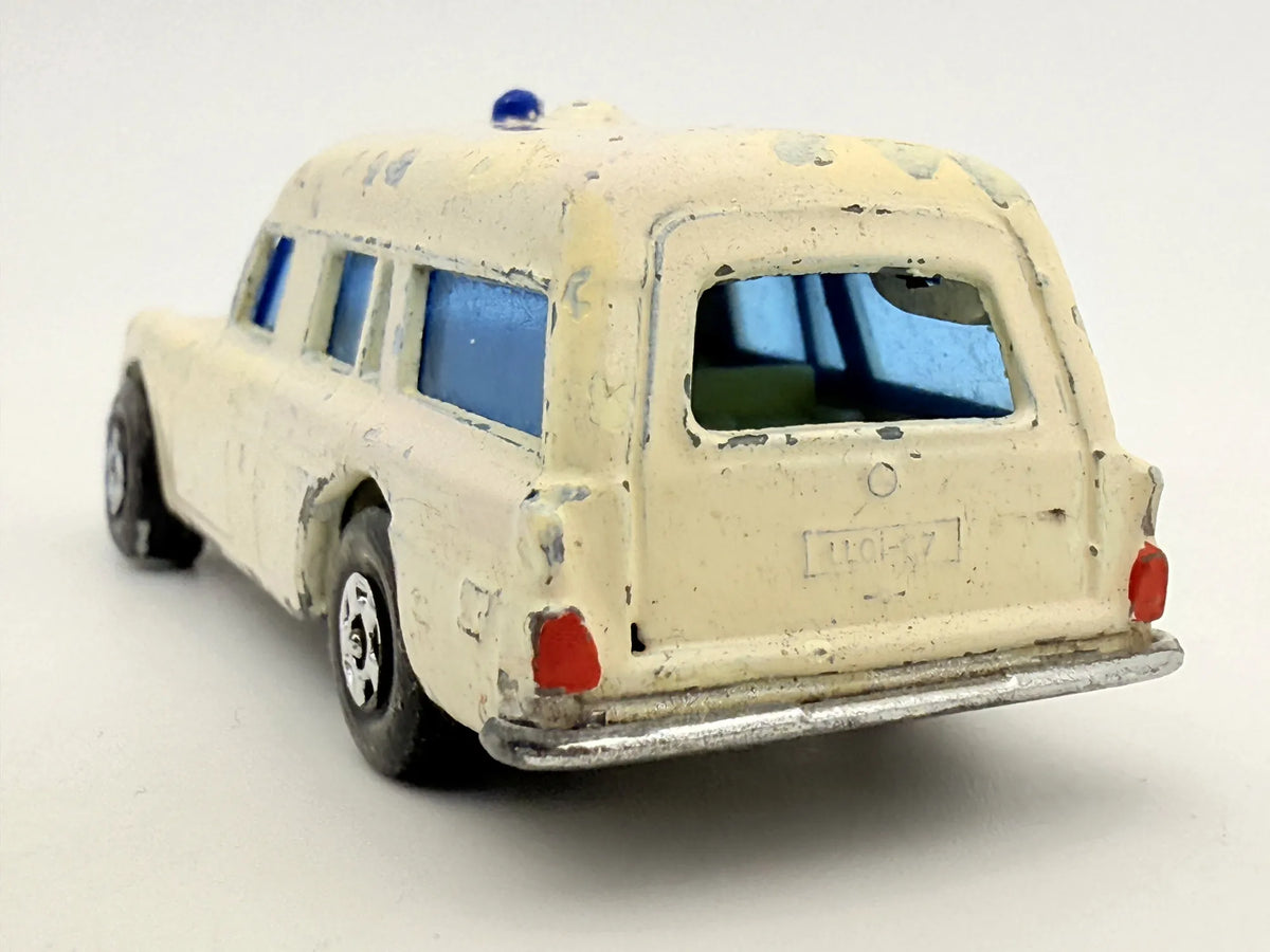 MERCEDES BENZ BINZ AMBULANCE Matchbox '60 Biała 1:64 Made in Anglia – zdjęcie 5
