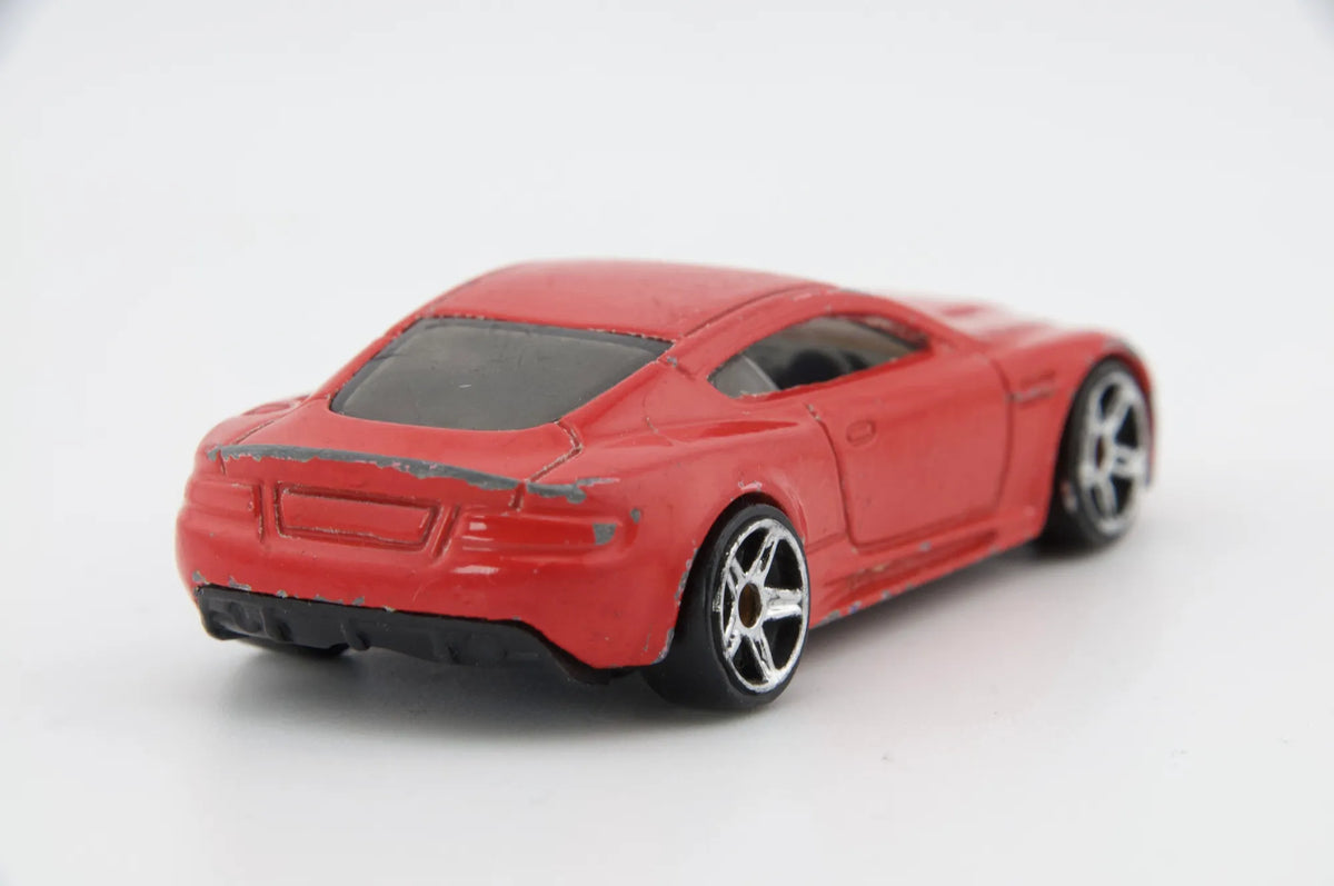 Aston Martin Hot Wheels Czerwony 1:64 – zdjęcie 5