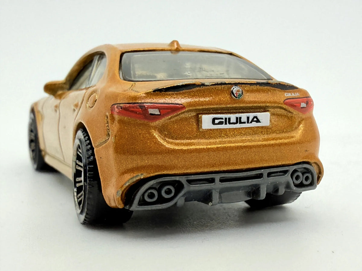 ALFA ROMEO GIULIA, Matchbox 2019, Die cast MB1205, Złoty, 1:66, Resoraki – zdjęcie 5