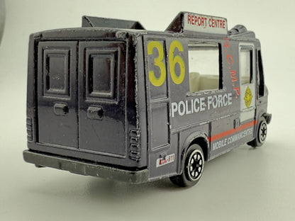 POLICE FORCE VAN Jak Mercedes 208 Kaczka, Die cast 07/10, 1:64, Resoraki – zdjęcie 4