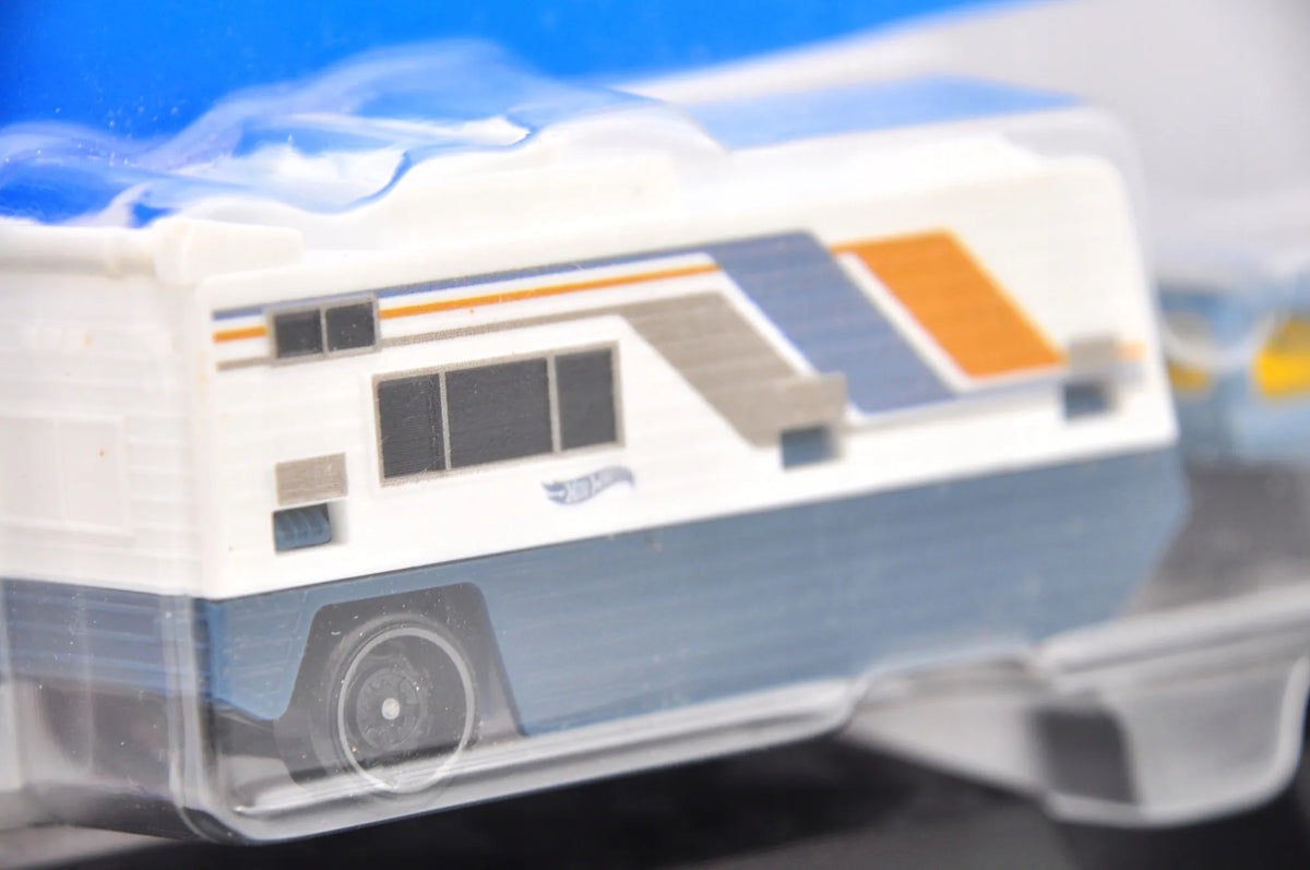 VOLVO 240 DRIFT CAMPER Hot Wheels 2023 Niebieski, 1:64 – zdjęcie 5