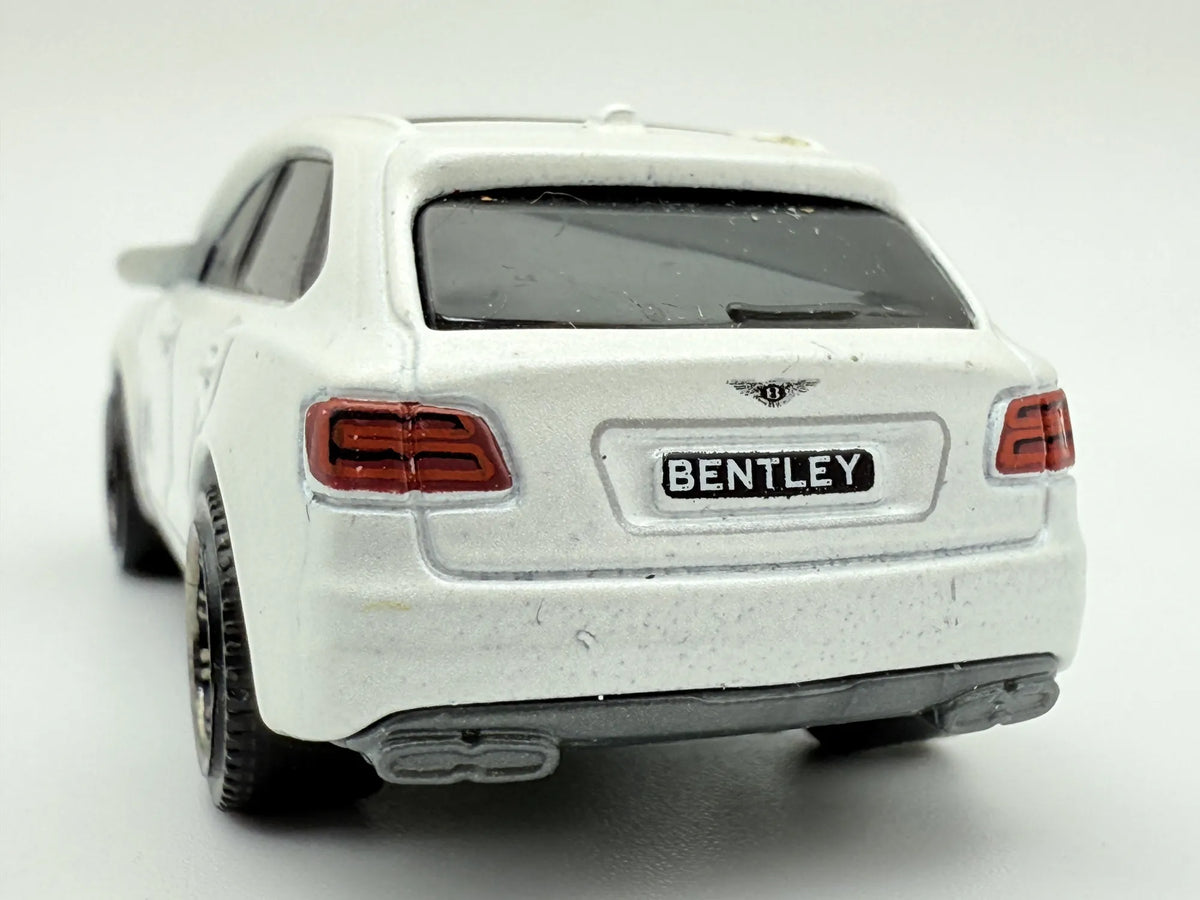 '18 BENTLEY BENTAYGA, SUV, Matchbox 2020, Die cast MB1235, Biała, 1:64 – zdjęcie 5
