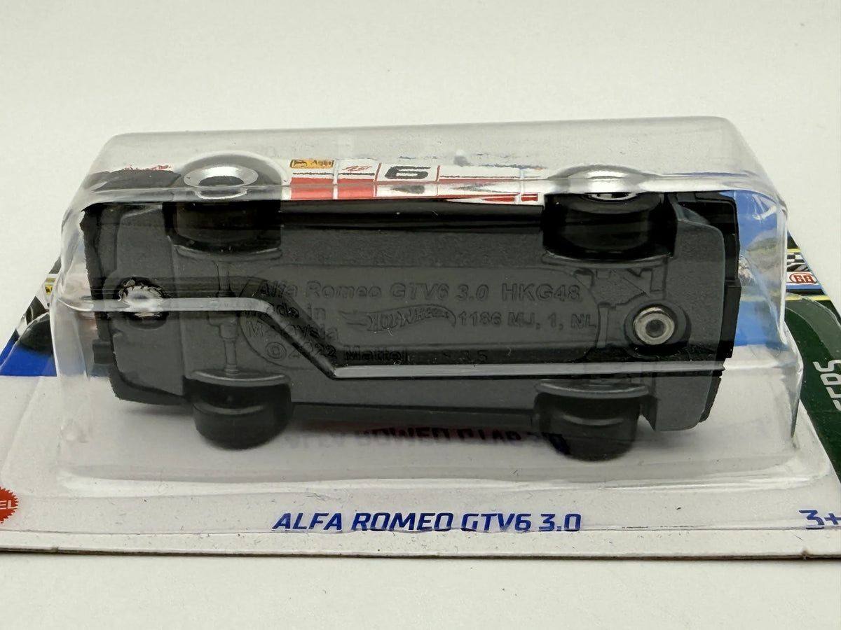 ALFA ROMEO GTV6 3.0 Retro Racers Hot Wheels 2023 Biały 1:64 – zdjęcie 5