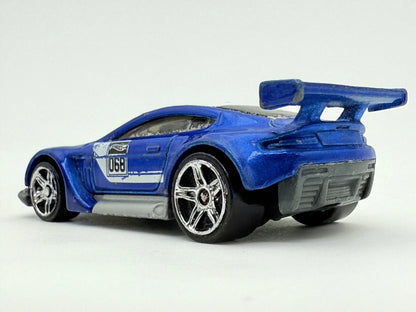Aston Martin Vantage Gt3 Hot Wheels Niebiesko-Biała 1:64 – zdjęcie 5