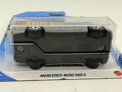 Mercedes-Benz 500 E Factory Fresh Hot Wheels 2020 Srebrny 1:64 – zdjęcie 5