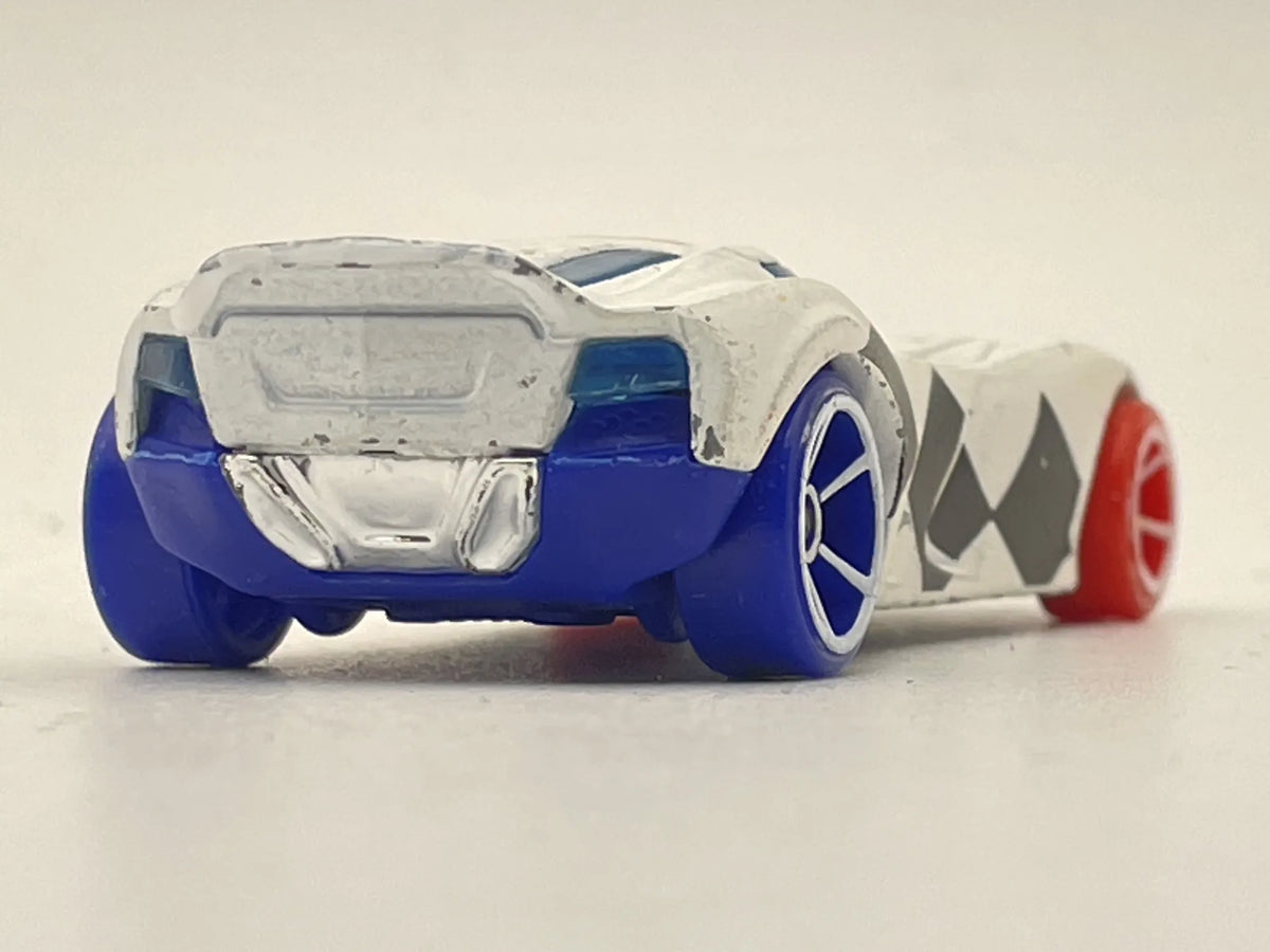 HARLEY QUINN, DC Comics, Hot Wheels, Die cast BDD03, Biały, 1:64, Resoraki – zdjęcie 5