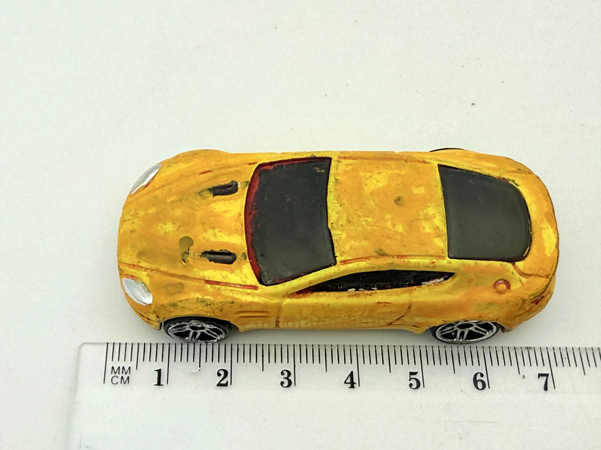 Aston Martin V8 Vantage, Hot Wheels, Die cast, Resoraki, Żółty, 1:64 – zdjęcie 6