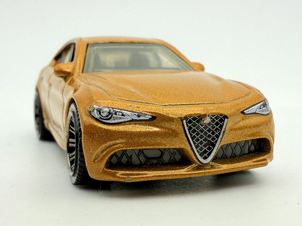 ALFA ROMEO GIULIA, Matchbox 2019, Die cast MB1205, Złoty, 1:66, Resoraki – zdjęcie 6