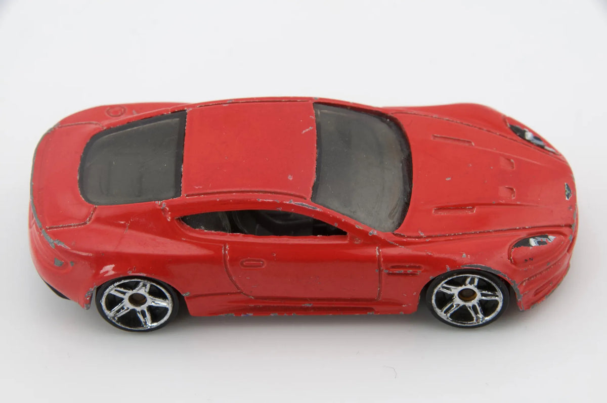 Aston Martin Hot Wheels Czerwony 1:64 – zdjęcie 6