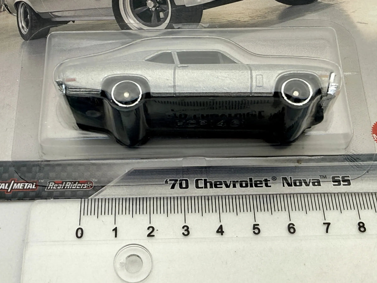 '70 CHEVROLET NOVA SS Premium Hot Wheels 2021 Srebrny 1:64 Protektor – zdjęcie 6