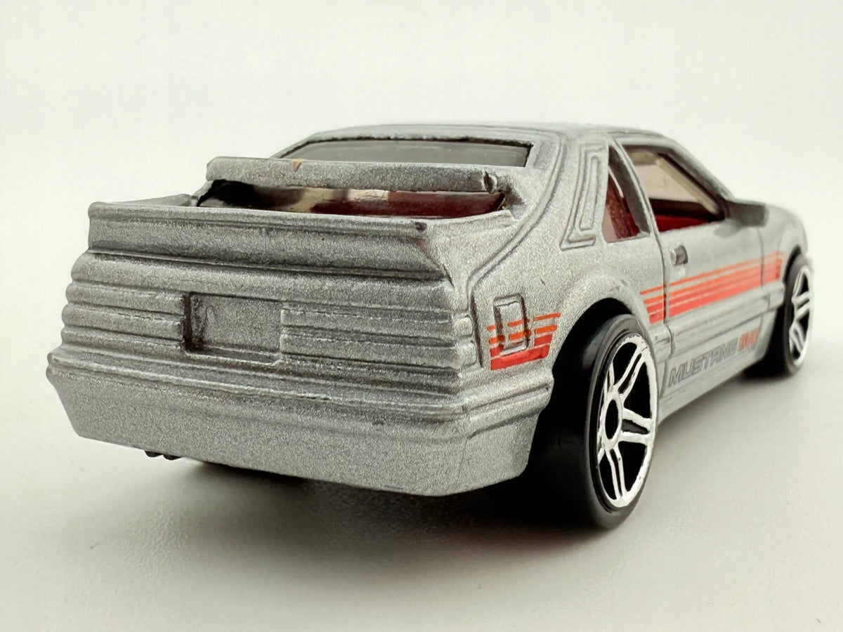 '84 MUSTANG SVO, Hot Wheels 2011, Die cast, Srebrny, 1:64, Resoraki – zdjęcie 6