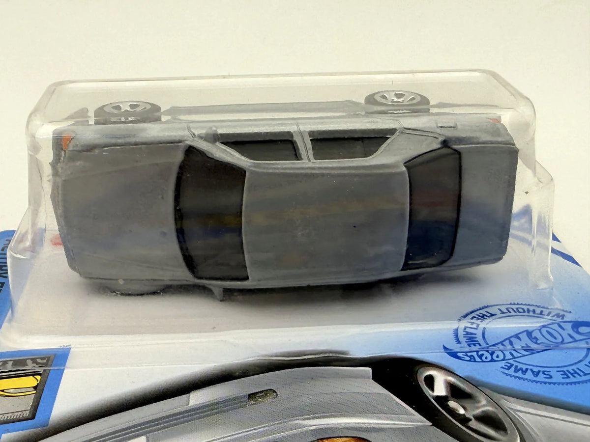 Mercedes-Benz 500 E Factory Fresh Hot Wheels 2020 Srebrny 1:64 – zdjęcie 6