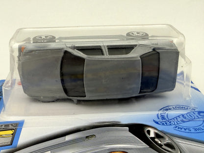Mercedes-Benz 500 E Factory Fresh Hot Wheels 2020 Srebrny 1:64 – zdjęcie 6