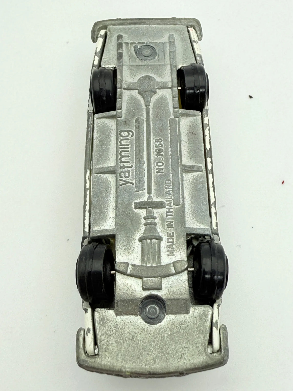 Sedan Wyścigowy Yatming Biały 1:64 – zdjęcie 7