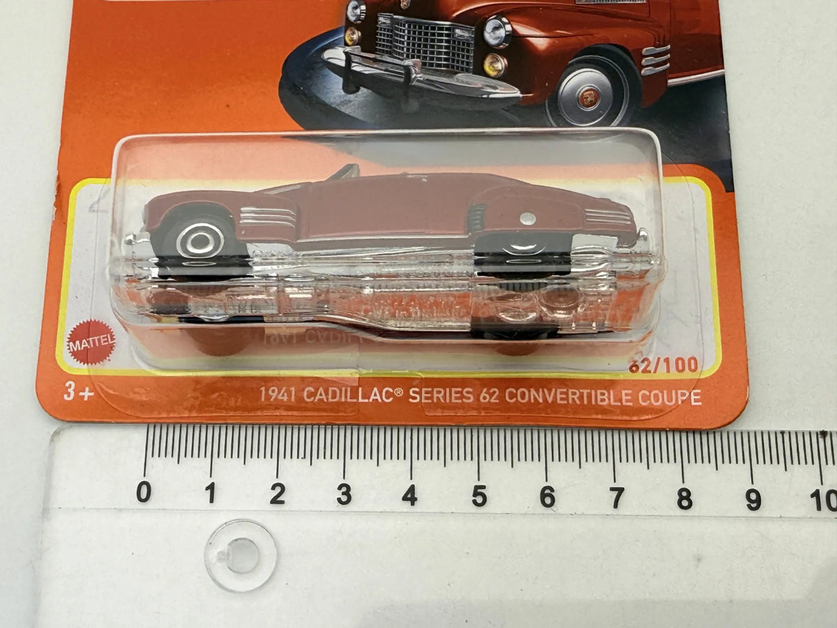 1941 Cadillac Series 62 Convertible Coupe Matchbox 2021 Czerwony 1:64 – zdjęcie 7