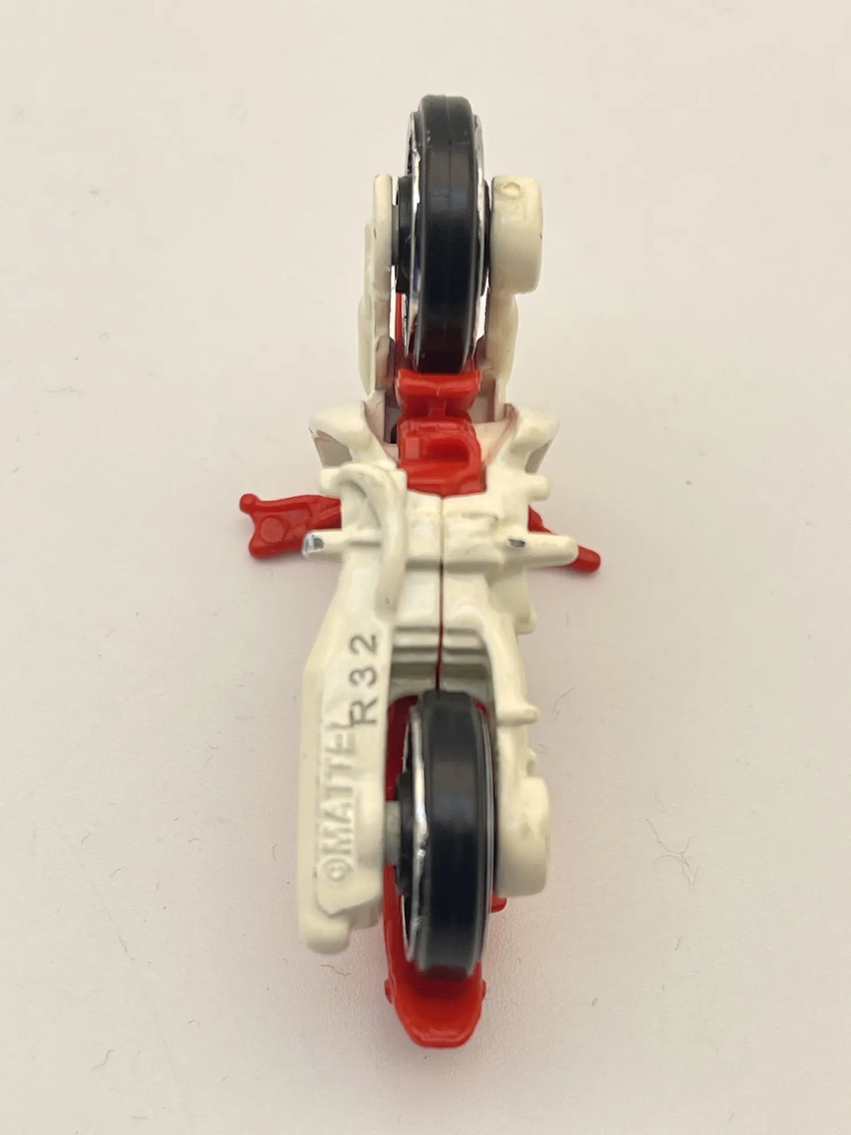 MOTOCYKL Honda Super Cub, Hot Wheels 2022 + Stojak Resoraki, R32, 1:64 – zdjęcie 7