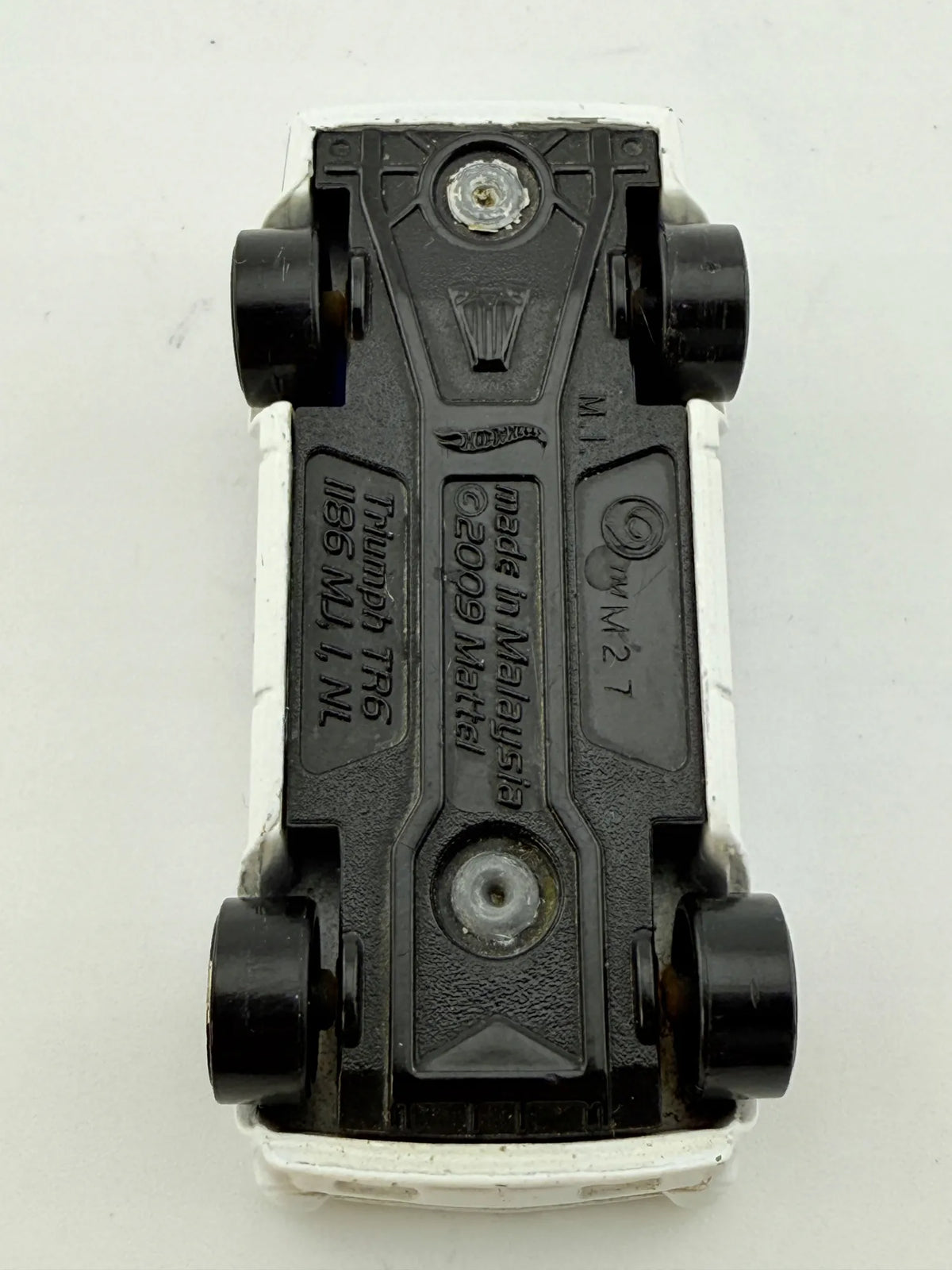 Triumph Tr6 Hot Wheels 2009 Biały 1:64 – zdjęcie 7