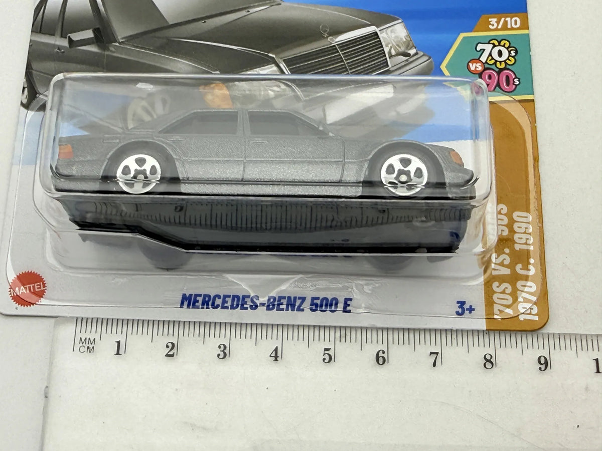 MERCEDES-BENZ 500 E '70 VS '90 Hot Wheels 2025 Szary 1:64 Protektor – zdjęcie 7