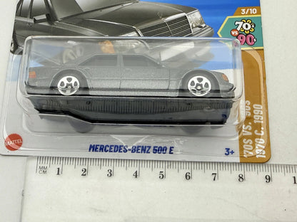 MERCEDES-BENZ 500 E '70 VS '90 Hot Wheels 2025 Szary 1:64 Protektor – zdjęcie 7