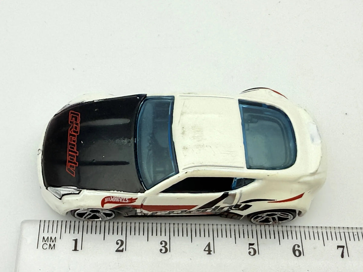 Nissan 370Z Hot Wheels Biały 1:64 – zdjęcie 7
