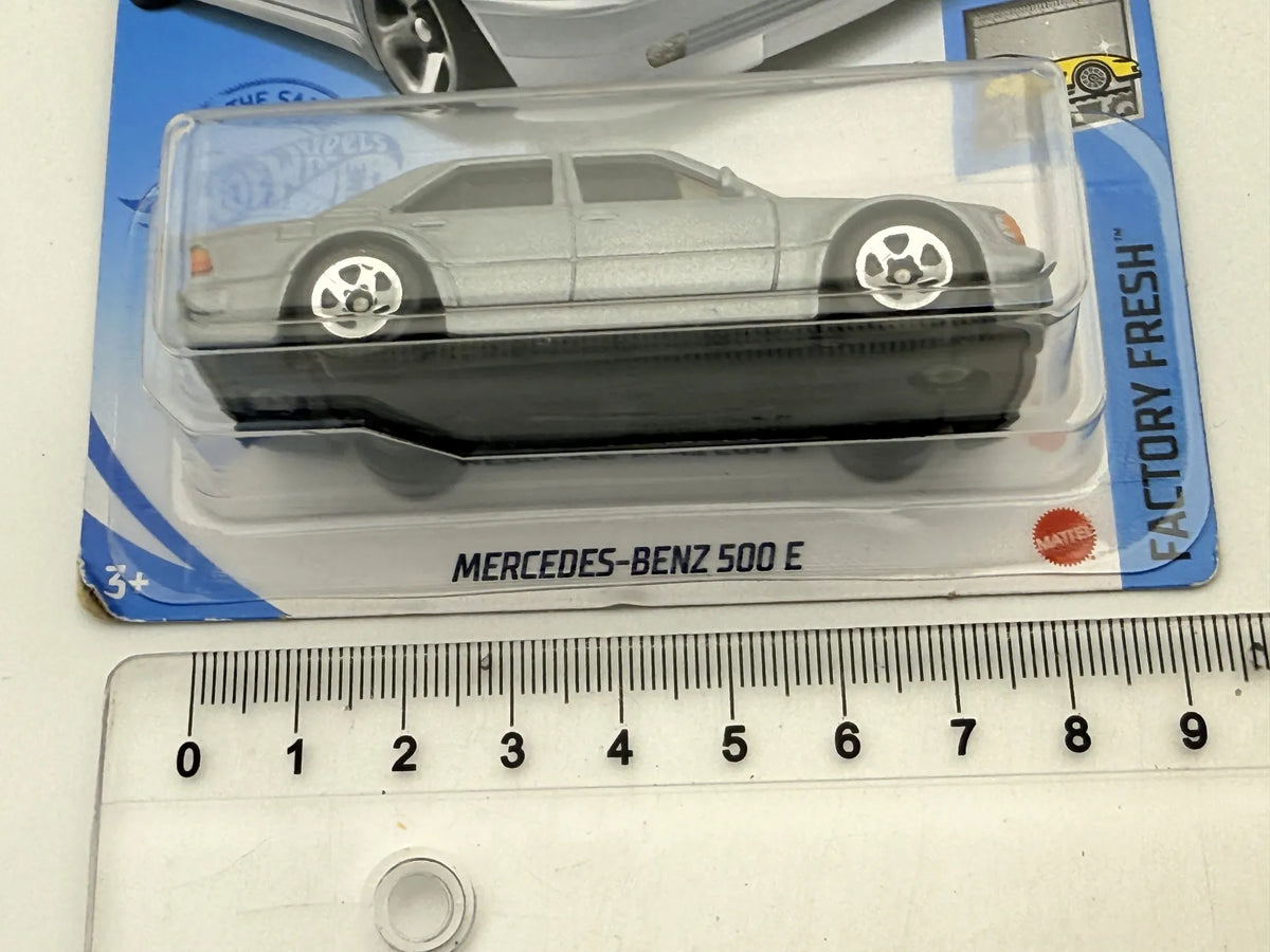 Mercedes-Benz 500 E Factory Fresh Hot Wheels 2020 Srebrny 1:64 – zdjęcie 7