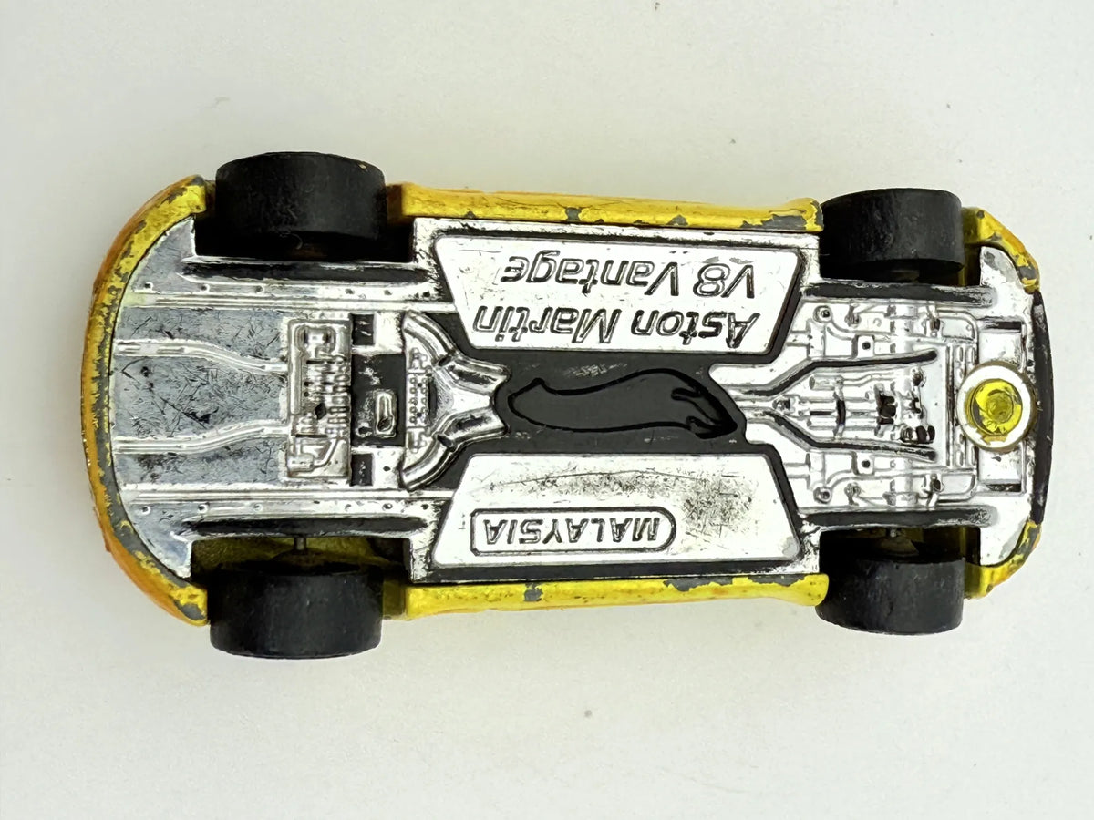 Aston Martin V8 Vantage, Hot Wheels, Die cast, Resoraki, Żółty, 1:64 – zdjęcie 7