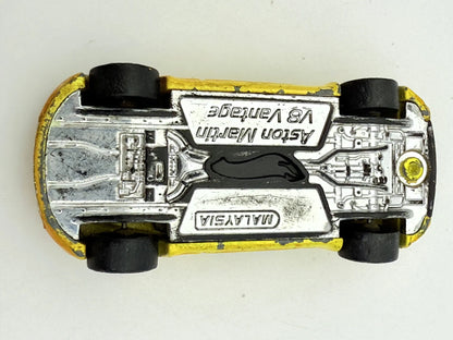 Aston Martin V8 Vantage, Hot Wheels, Die cast, Resoraki, Żółty, 1:64 – zdjęcie 7