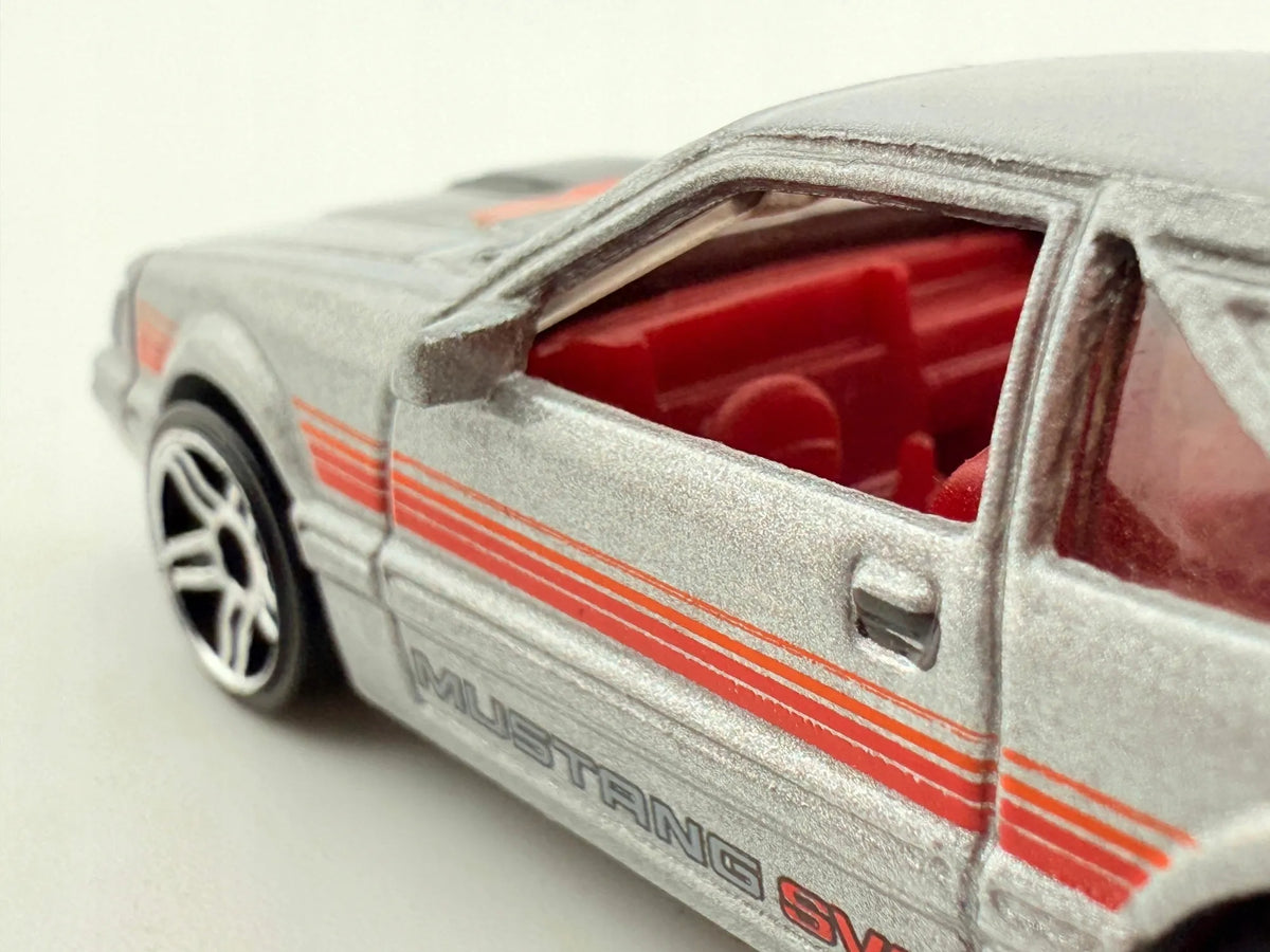 '84 MUSTANG SVO, Hot Wheels 2011, Die cast, Srebrny, 1:64, Resoraki – zdjęcie 8