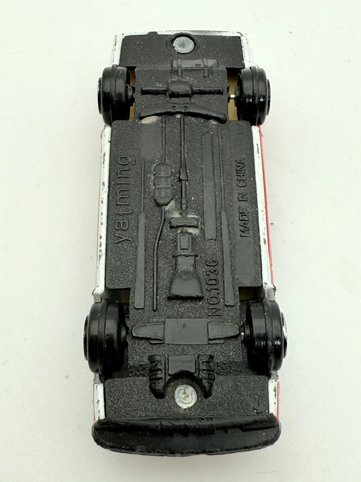 Sportowe Coupe Yatming Biało-Czerwony 1:60 – zdjęcie 8