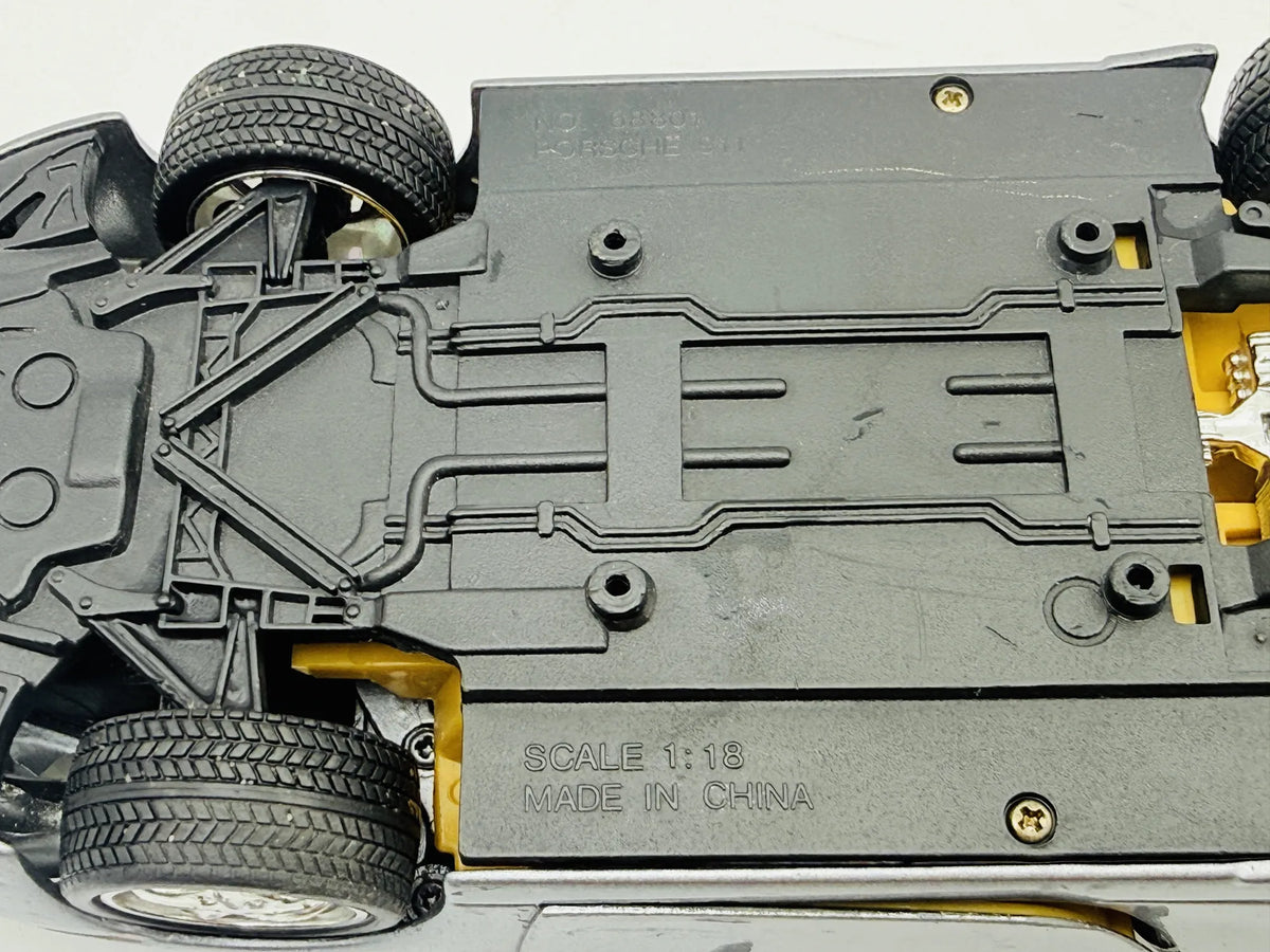 Porsche 911 Carrera 996 Welly 1999 1:18 Luzak Srebrny – zdjęcie 8