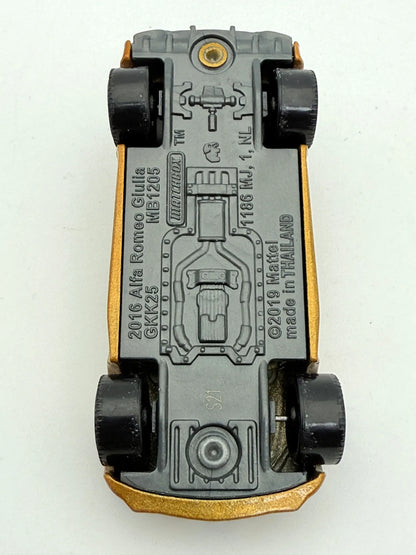 ALFA ROMEO GIULIA, Matchbox 2019, Die cast MB1205, Złoty, 1:66, Resoraki – zdjęcie 8