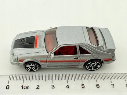 '84 MUSTANG SVO, Hot Wheels 2011, Die cast, Srebrny, 1:64, Resoraki – zdjęcie 9