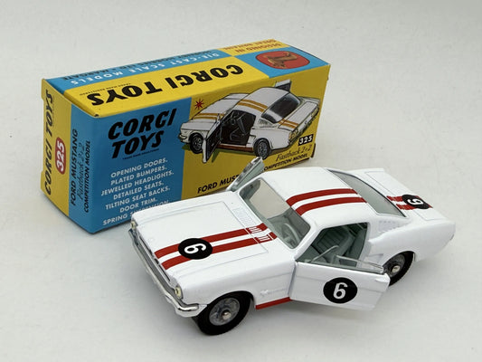FORD MUSTANG FASTBACK 2+2 Corgi Biały 1:43