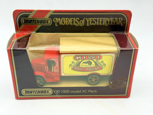 Ciężarówka Y30 1920 MODEL AC MACK Matchbox 1986 1:43 KIWI Boot Polish