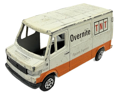 MERCEDES BENZ 207D OVERNITE TNT, Corgi, Die cast, Biały, 1:43, Resoraki