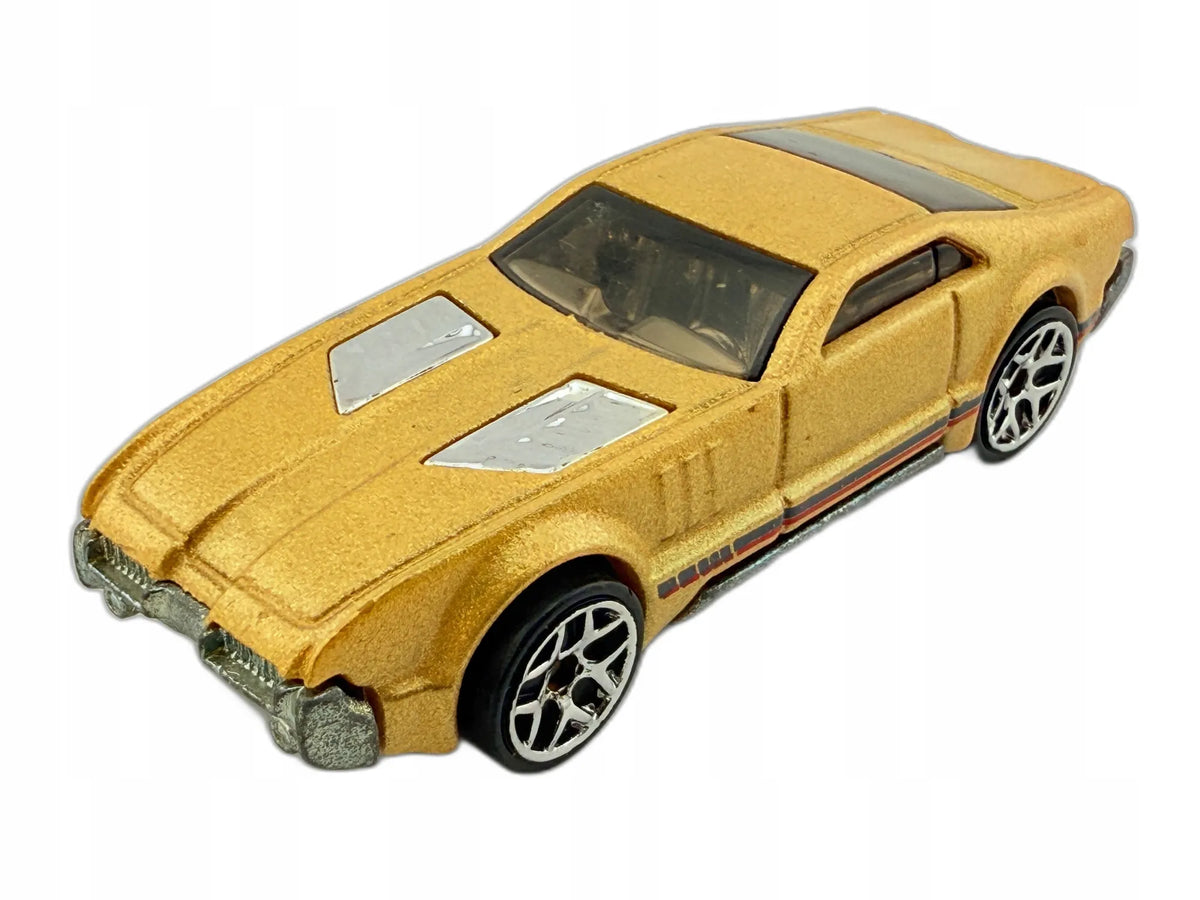 Country Club Muscle Hot Wheels Złoty 1:64