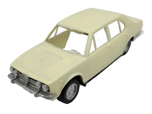 ALFA ROMEO ALFETTA Eurostil Kremowy 1:25 Made in Italy
