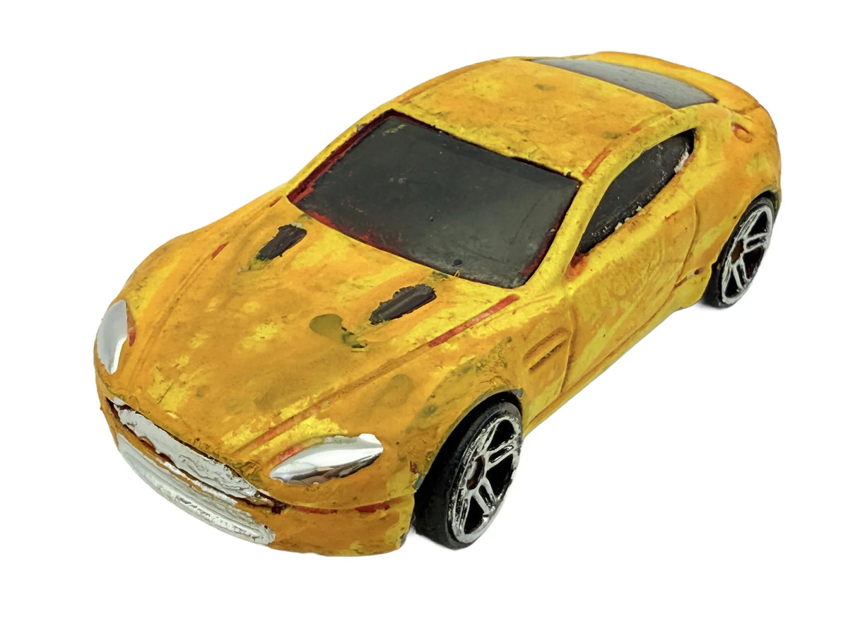 Aston Martin V8 Vantage, Hot Wheels, Die cast, Resoraki, Żółty, 1:64