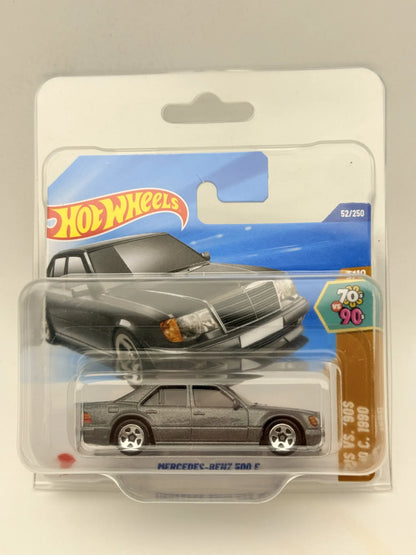 MERCEDES-BENZ 500 E '70 VS '90 Hot Wheels 2025 Szary 1:64 Protektor