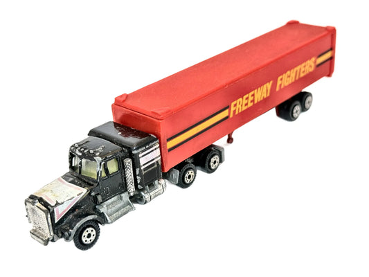 CIĘŻARÓWKA Z NACZEPĄ FREEWAY FIGHTERS, Yatming, Czarno-Czerwony 1:87