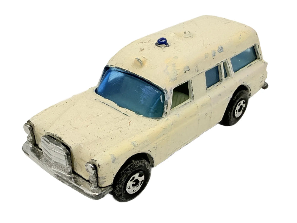 MERCEDES BENZ BINZ AMBULANCE Matchbox '60 Biała 1:64 Made in Anglia