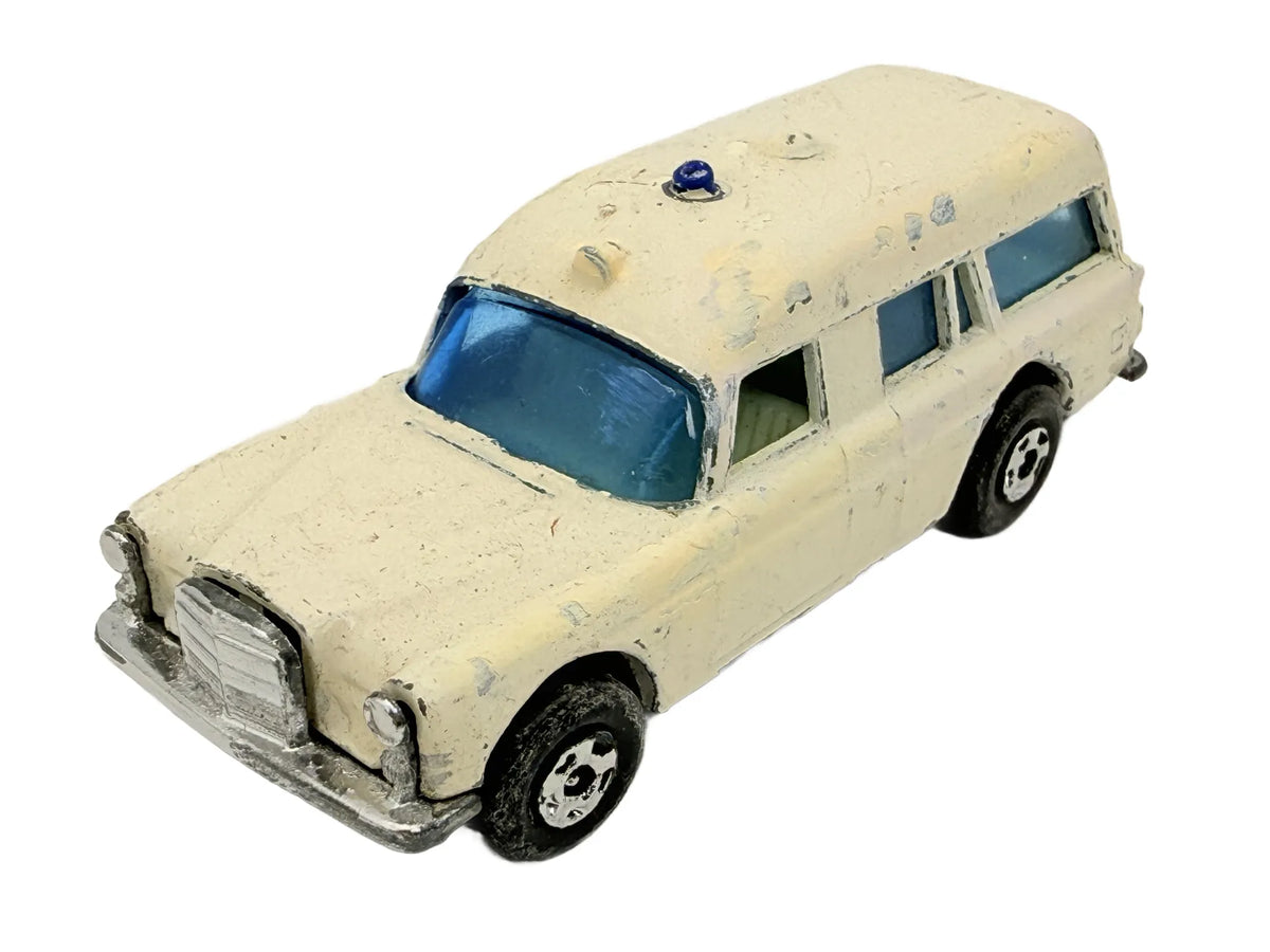 MERCEDES BENZ BINZ AMBULANCE Matchbox '60 Biała 1:64 Made in Anglia