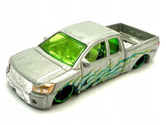 Nissan Titan Hot Wheels 2005 Srebrny 1:82