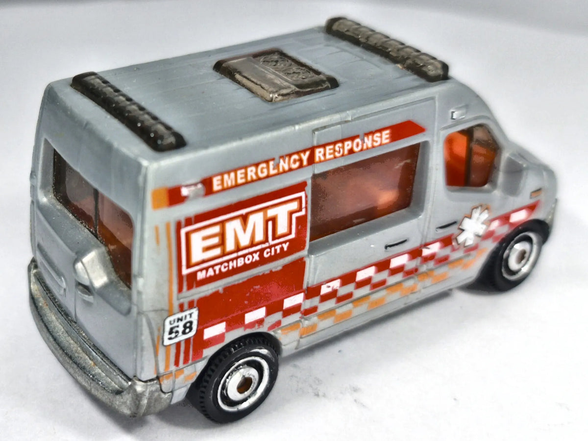 RENAULT MASTER AMBULANCE CITY Matchbox 2011 Srebrny 1:64 – zdjęcie 3
