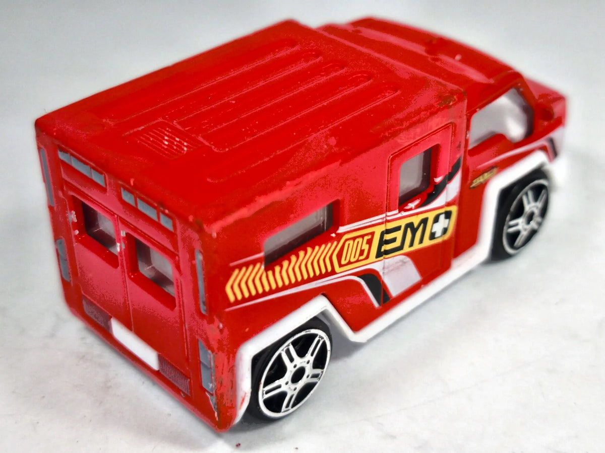Karetka Ambulans Fresh Metal Fastlane 2018 Czerwony 1:64 – zdjęcie 3