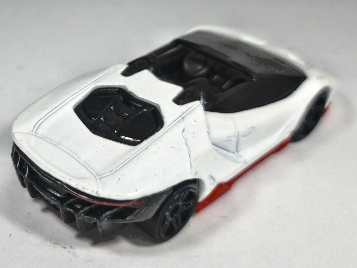 Lamborghini Centenario Hot Wheels 2018 Mainline 1:64 Luzak Biały – zdjęcie 3