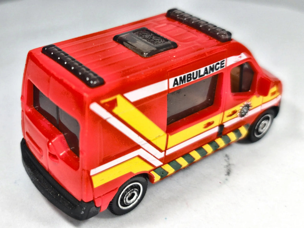 RENAULT MASTER AMBULANCE Matchbox 2011 Czerwony 1:54 – zdjęcie 3