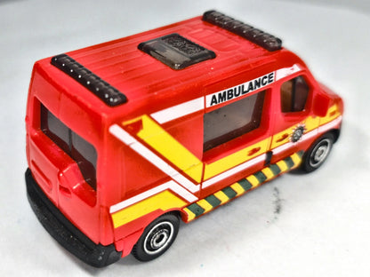 RENAULT MASTER AMBULANCE Matchbox 2011 Czerwony 1:54 – zdjęcie 3