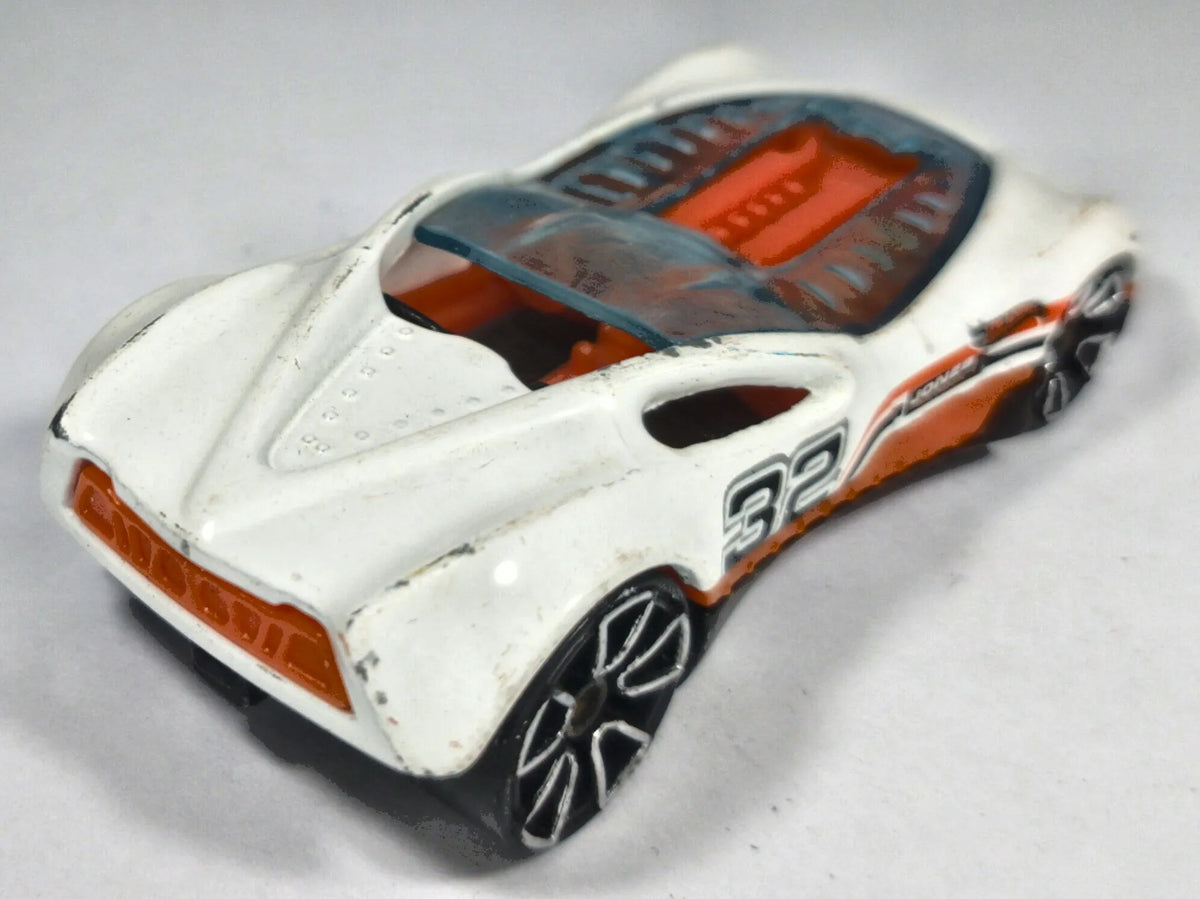 Cul8R Hot Wheels Fresh Metal 1:64 82 Luzak Biały – zdjęcie 3