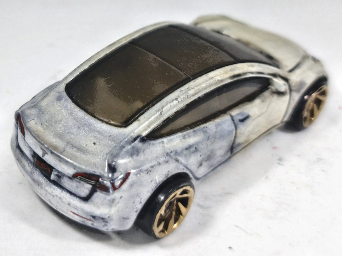 Tesla Model S Hot Wheels 2013 Mainline 1:64 Luzak Srebrny – zdjęcie 3